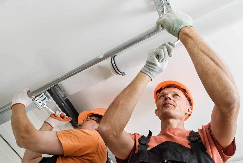 Einbau eines Garagentores durch Fachpersonal