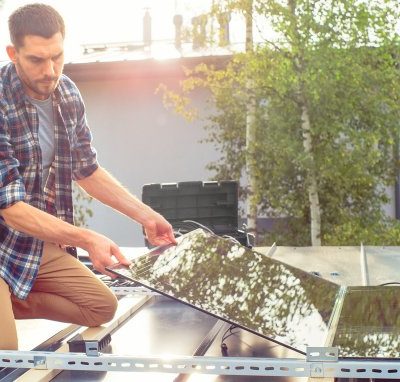 Installation kleine Mini Solaranlage auf Garage