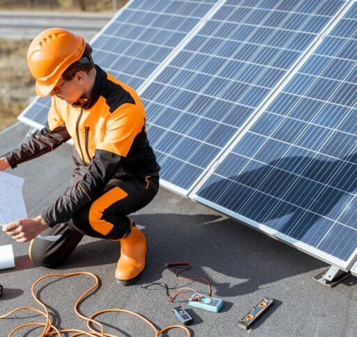 Installation einer Photovoltaikanlage auf einem Garagen-Flachdach